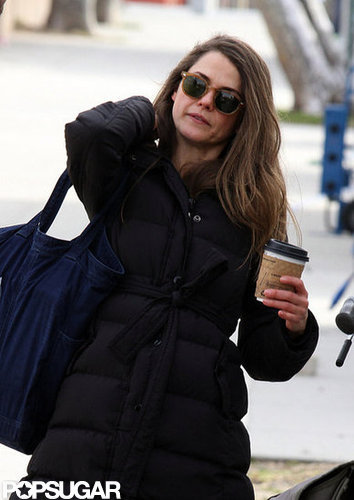 Keri Russell lifted a bag over her shoulder.
Keri Russell lifted a bag over her shoulder.