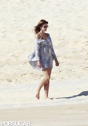 Cindy Crawford Covers Up For a Relaxing Beach Stroll Cindy Crawford Covers Up For a Relaxing Beach Stroll