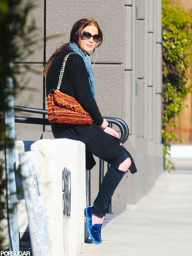 Jennifer Lawrence carried an orange bag. Jennifer Lawrence carried an orange bag.