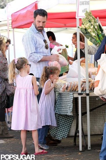 Ben Affleck took Violet and Sera out to the farmers market in LA.
Ben Affleck took Violet and Sera out to the farmers market in LA.