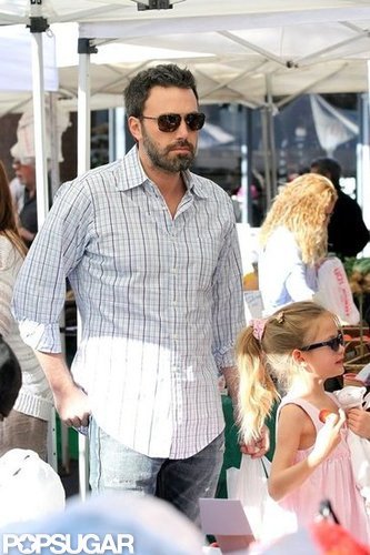 Ben Affleck Picks Up Flowers and Fruit at the Market With His Girls Ben Affleck Picks Up Flowers and Fruit at the Market With His Girls