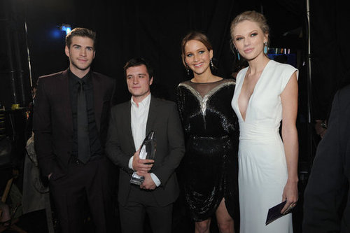 At the People's Choice Awards, the Hunger Games cast took a picture with Taylor Swift.
At the People's Choice Awards, the Hunger Games cast took a picture with Taylor Swift.
