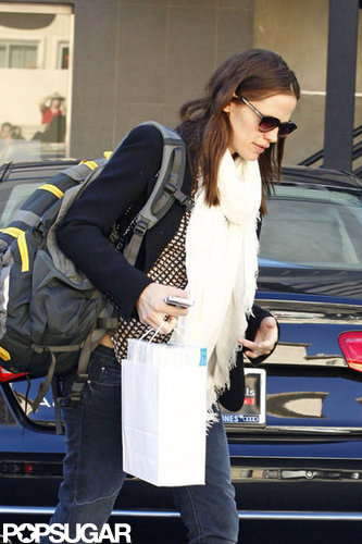 Jennifer Garner wore her backpack for a day of errands in LA.
Jennifer Garner wore her backpack for a day of errands in LA.