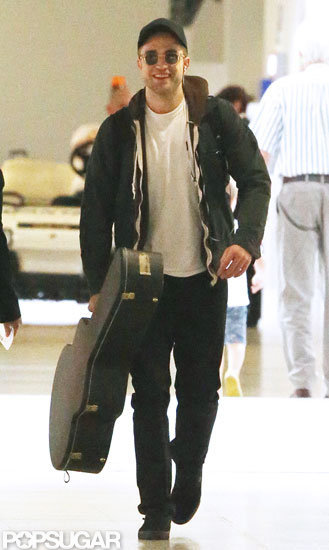Robert Pattinson carried his guitar through the Melbourne airport. Robert Pattinson carried his guitar through the Melbourne airport.