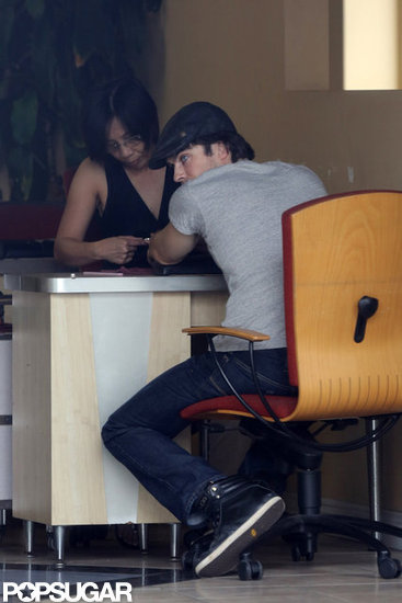 Ian Somerhalder wore a newsboy hat and a gray t-shirt.
Ian Somerhalder wore a newsboy hat and a gray t-shirt.