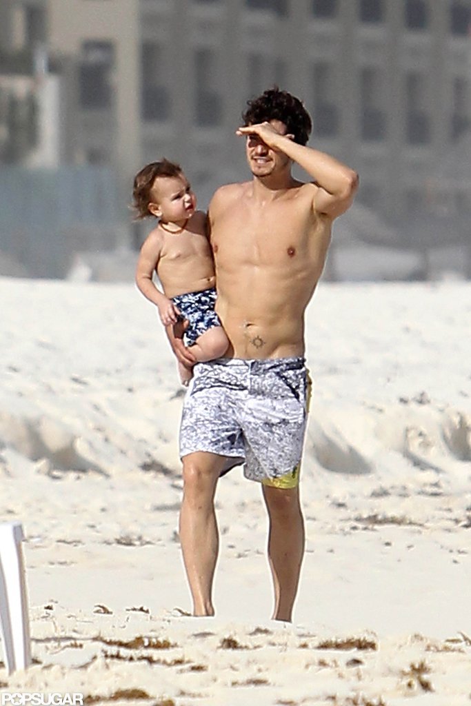 Shirtless Orlando Bloom carried Flynn in Cancun. Shirtless Orlando Bloom carried Flynn in Cancun.