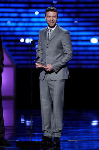 Justin paired his gray suit with a silver metallic tie at the 2011 ESPY Awards.
Justin paired his gray suit with a silver metallic tie at the 2011 ESPY Awards.