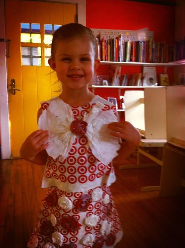 Who knew Target shopping bags could make such a beautiful dress? Birdie Silverstein modeled her mama's crafting creation once it was complete.
Source: Twitter user Busyphilipps25
Who knew Target shopping bags could make such a beautiful dress? Birdie Silverstein modeled her mama's crafting creation once it was complete.
Source: Twitter user Busyphilipps25