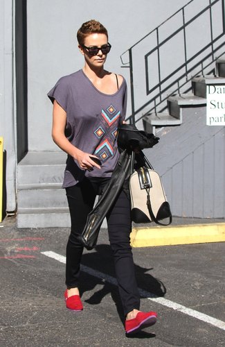 Charlize Theron ran errands in LA in this Junk Food Native vintage ($42) with black skinny jeans and red Toms flats.
Charlize Theron ran errands in LA in this Junk Food Native vintage ($42) with black skinny jeans and red Toms flats.