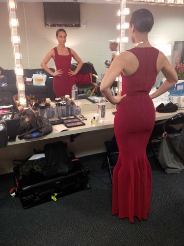 Alicia Keys looked at herself in her dressing room before her pre-Super Bowl performance.
Source: Twitter user aliciakeys
Alicia Keys looked at herself in her dressing room before her pre-Super Bowl performance.
Source: Twitter user aliciakeys
