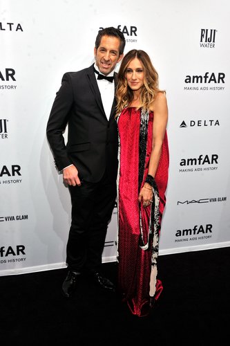 Sarah Jessica Parker posed with designer Kenneth Cole at the amfAR Gala.
Sarah Jessica Parker posed with designer Kenneth Cole at the amfAR Gala.