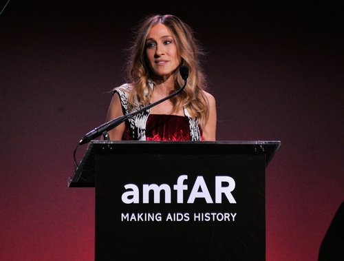 Sarah Jessica Parker Steps Out in Hot Pink to Honor a Friend For amfAR Sarah Jessica Parker Steps Out in Hot Pink to Honor a Friend For amfAR