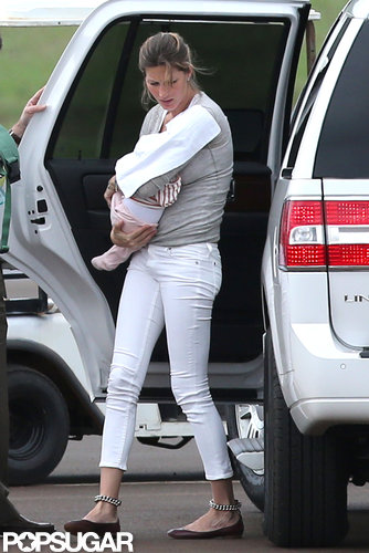 Gisele Bündchen held onto her daughter, Vivian.
Gisele Bündchen held onto her daughter, Vivian.