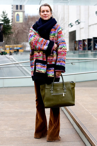 When you're bundled up, make it count with a statement coat and a luxe tote in tow, à la Natalie Joos.
When you're bundled up, make it count with a statement coat and a luxe tote in tow, à la Natalie Joos.