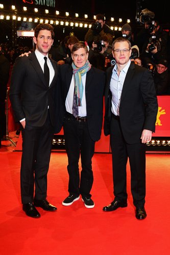 Matt Damon Snaps Away on the Red Carpet With John Krasinski Matt Damon Snaps Away on the Red Carpet With John Krasinski