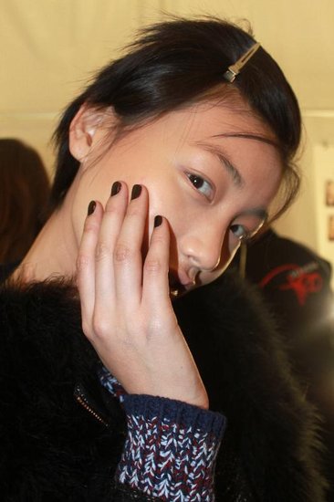 Finally, the nails were painted with OPI Lincoln Park After Dark. The moody color balances out the caramel shades on the skin.
Finally, the nails were painted with OPI Lincoln Park After Dark. The moody color balances out the caramel shades on the skin.