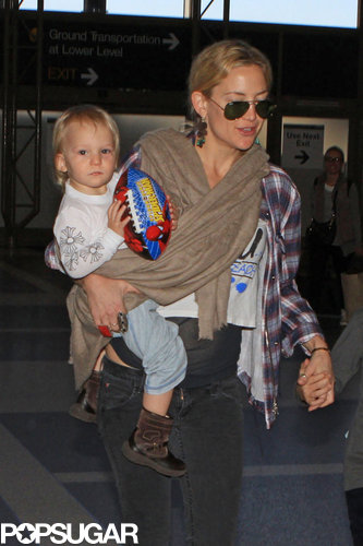 Kate Hudson Flies the Smiley Skies With Ryder and Bingham Kate Hudson Flies the Smiley Skies With Ryder and Bingham