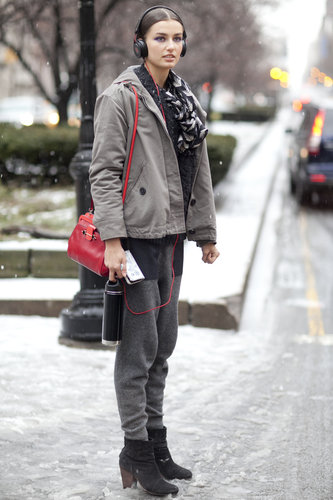 That quintessential model-off-duty style — booties, great jacket, and cross-body bag in tow.
That quintessential model-off-duty style — booties, great jacket, and cross-body bag in tow.