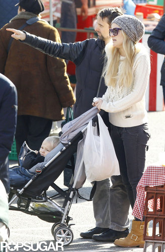 Kate Hudson pushed her son Bingham in his stroller on a trip to a London farmers market with Matthew Bellamy.
Kate Hudson pushed her son Bingham in his stroller on a trip to a London farmers market with Matthew Bellamy.