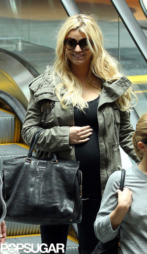Jessica Simpson smiled as she left lunch at The Cheesecake Factory.
Jessica Simpson smiled as she left lunch at The Cheesecake Factory.