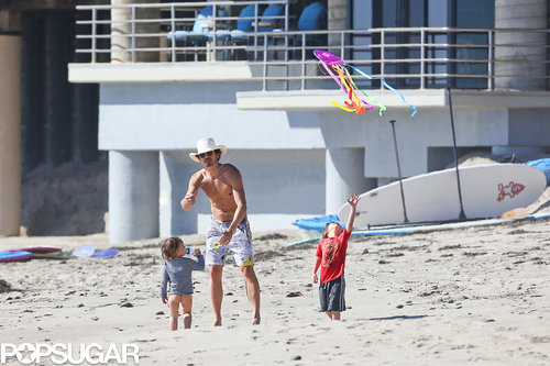 Shirtless Orlando Bloom played with Flynn Bloom on an LA beach.
Shirtless Orlando Bloom played with Flynn Bloom on an LA beach.