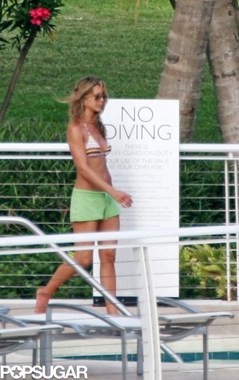 Jennifer Aniston relaxed by the pool at the Mondrian in Miami in May 2008.
Jennifer Aniston relaxed by the pool at the Mondrian in Miami in May 2008.