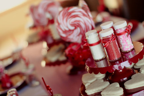 The main decorating essential? Sprinkles! Red, white, and heart-shaped ones.
Source: Jenny Cookies
The main decorating essential? Sprinkles! Red, white, and heart-shaped ones.
Source: Jenny Cookies