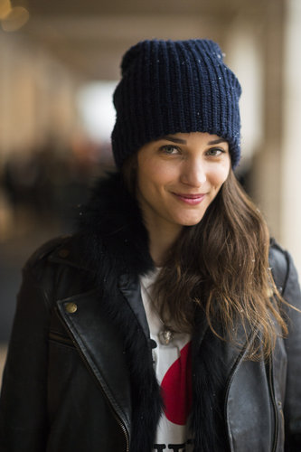 Maria Dueñas kept cozy under her cap with her flowing, mussy hair.
Source: Le 21ème | Adam Katz Sinding
Maria Dueñas kept cozy under her cap with her flowing, mussy hair.
Source: Le 21ème | Adam Katz Sinding