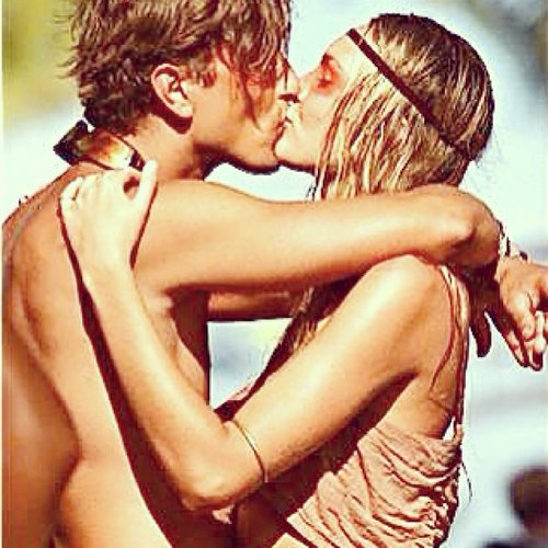 Candice Swanepoel shared a PDA picture for Valentine's Day.
Source: Instagram user angelcandices
Candice Swanepoel shared a PDA picture for Valentine's Day.
Source: Instagram user angelcandices