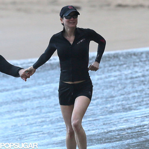 Renée Zellweger ran in the sand.
Renée Zellweger ran in the sand.
