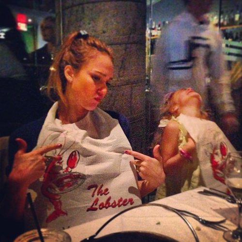 Jessica Alba enjoyed a lobster dinner with Honor.
Source: Instagram user cash_warren
Jessica Alba enjoyed a lobster dinner with Honor.
Source: Instagram user cash_warren