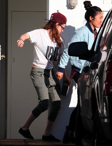 Kristen Ditches Her Crutches While Wearing Robert's T-Shirt Kristen Ditches Her Crutches While Wearing Robert's T-Shirt