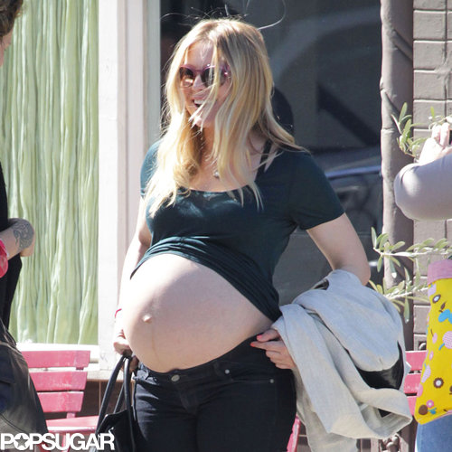 Kristen Bell Bares Her Baby Bump For a Friendly Photo Op Kristen Bell Bares Her Baby Bump For a Friendly Photo Op