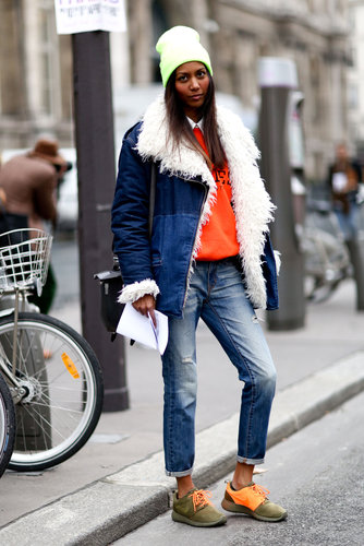 Sporty-chic in a shearling-lined denim jacket, sweatshirt, and the comfiest Fashion Week footwear: Nikes.
Sporty-chic in a shearling-lined denim jacket, sweatshirt, and the comfiest Fashion Week footwear: Nikes.
