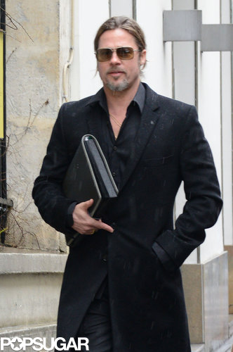 Brad Pitt walked around Paris carrying a black folder.
Brad Pitt walked around Paris carrying a black folder.