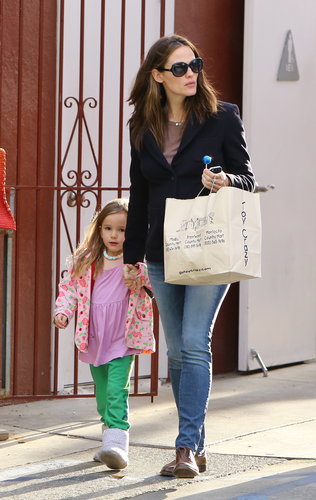 Jennifer Garner snacked on a lollipop.
Jennifer Garner snacked on a lollipop.