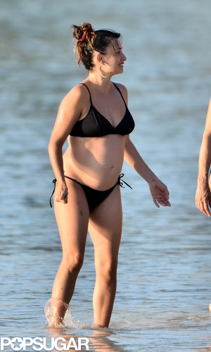 Penélope Cruz showed off her baby bump in a black bikini in Barbados.
Penélope Cruz showed off her baby bump in a black bikini in Barbados.