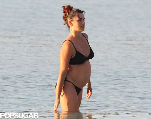 Penélope Cruz showed off her baby bump in a black bikini in Barbados.
Penélope Cruz showed off her baby bump in a black bikini in Barbados.