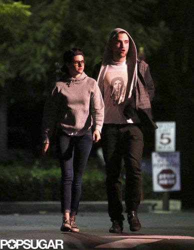 Robert Pattinson and Kristen Stewart walked together in LA.
Robert Pattinson and Kristen Stewart walked together in LA.