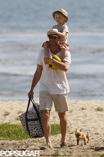 Naomi and Shirtless Liev Beach It With Their Boys in Malibu Naomi and Shirtless Liev Beach It With Their Boys in Malibu