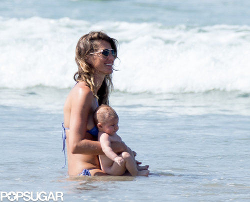 Gisele Bündchen took Vivian in the ocean.
Gisele Bündchen took Vivian in the ocean.