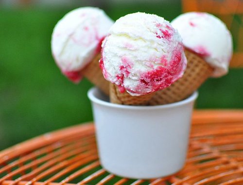Raspberry-Swirl Greek Frozen Yogurt Raspberry-Swirl Greek Frozen Yogurt