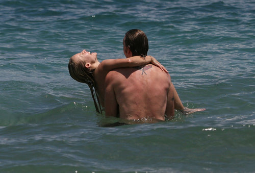 Dax Shepard showed off his strength in the ocean while vacationing in Hawaii with Kristen Bell in June 2009.
Dax Shepard showed off his strength in the ocean while vacationing in Hawaii with Kristen Bell in June 2009.