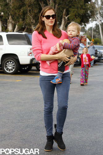 Jennifer Garner Takes Seraphina on an Adorable Pony Ride Jennifer Garner Takes Seraphina on an Adorable Pony Ride