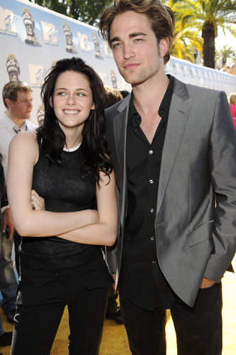 Kristen Stewart and Robert Pattinson posed on the sunny red carpet together in 2008.
Kristen Stewart and Robert Pattinson posed on the sunny red carpet together in 2008.