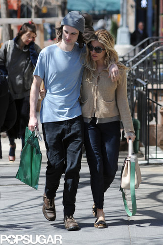 Tom Sturridge and Sienna Miller held onto their respective bags as they made their way through NYC on Wednesday.
Tom Sturridge and Sienna Miller held onto their respective bags as they made their way through NYC on Wednesday.