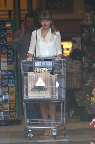 Taylor Swift pushed a grocery cart out of Bristol Farms in LA.
Taylor Swift pushed a grocery cart out of Bristol Farms in LA.