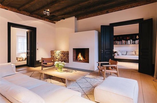 With a simple palette of black and white and wooden furnishings, the living room channels a minimalist style, accented by a diamond shag rug.
Source: Sotheby's
With a simple palette of black and white and wooden furnishings, the living room channels a minimalist style, accented by a diamond shag rug.
Source: Sotheby's