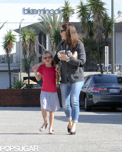 Jennifer Garner and Violet Have a Happy Meal Jennifer Garner and Violet Have a Happy Meal