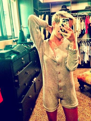 Miley Cyrus showed off a cute new onesie.
Source: Twitter user MileyCyrus
Miley Cyrus showed off a cute new onesie.
Source: Twitter user MileyCyrus